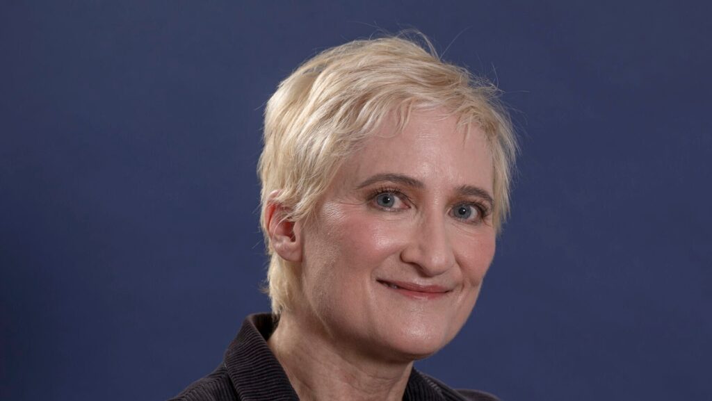 Jill Sobule, the singer-songwriter known for ‘I Kissed a Girl,’ has died in a fire