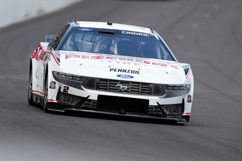 Austin Cindric gets flat tire, forced to pit at Brickyard 400